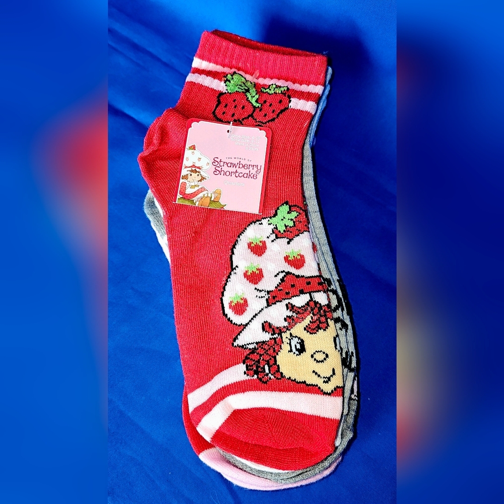 NWT Strawberry Shortcake Mid-Crew Socks (5 Pair) Sz 4-10 Pink Cat Red Gray White